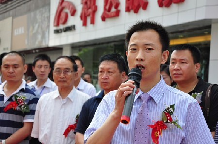 甘肃目前最大最高清户外LED显示屏在兰州投入运营